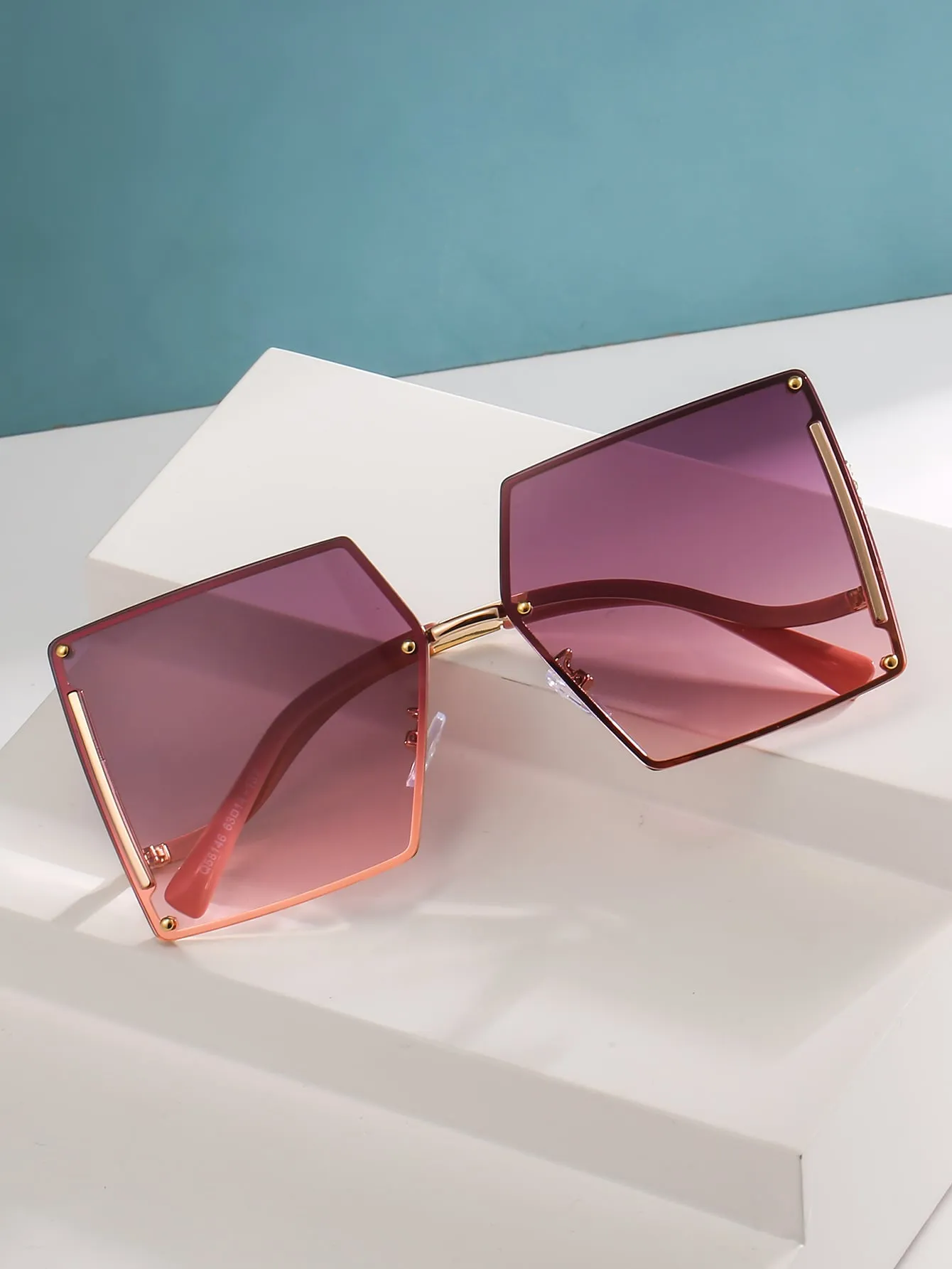 Chic Square Studded Frame Sungasses