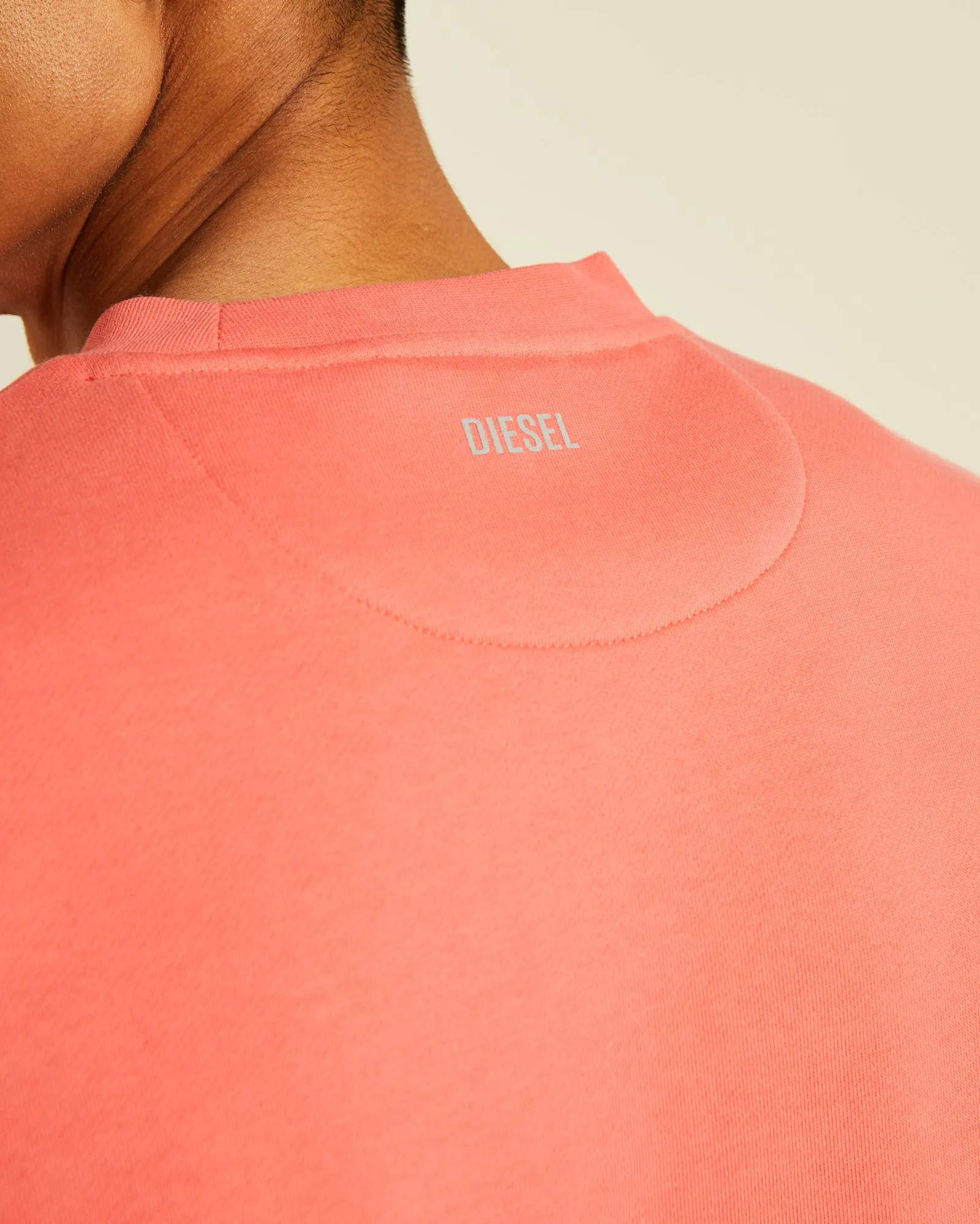 Sure! Here’s an optimized product title for the Davog Sweatshirt in Bright Peach:

Trendy Bright Peach Davog Sweatshirt for Ultimate Comfort and Style

This title highlights the products trendy nature, the color, and its appeal in terms of comfort and style.