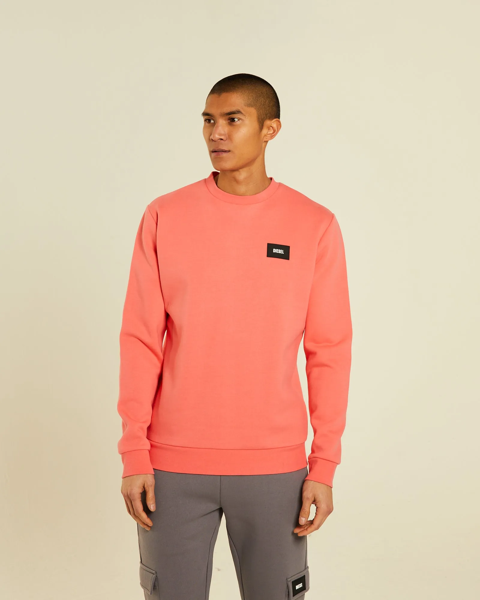 Sure! Here’s an optimized product title for the Davog Sweatshirt in Bright Peach:

Trendy Bright Peach Davog Sweatshirt for Ultimate Comfort and Style

This title highlights the products trendy nature, the color, and its appeal in terms of comfort and style.