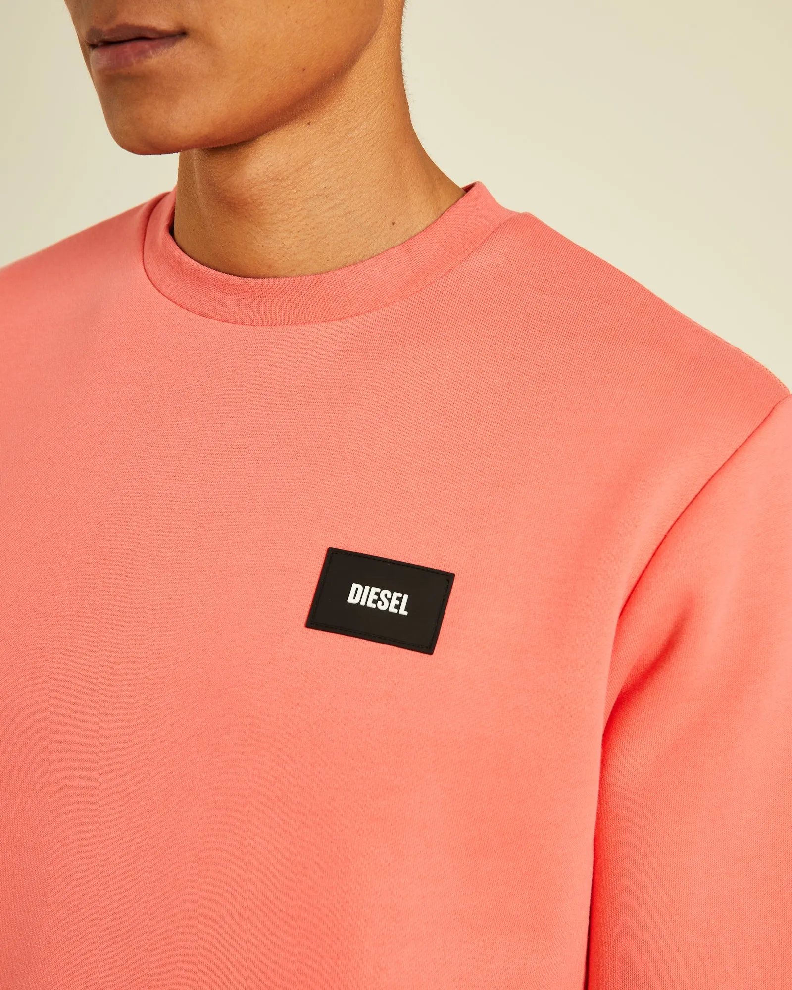 Sure! Here’s an optimized product title for the Davog Sweatshirt in Bright Peach:

Trendy Bright Peach Davog Sweatshirt for Ultimate Comfort and Style

This title highlights the products trendy nature, the color, and its appeal in terms of comfort and style.