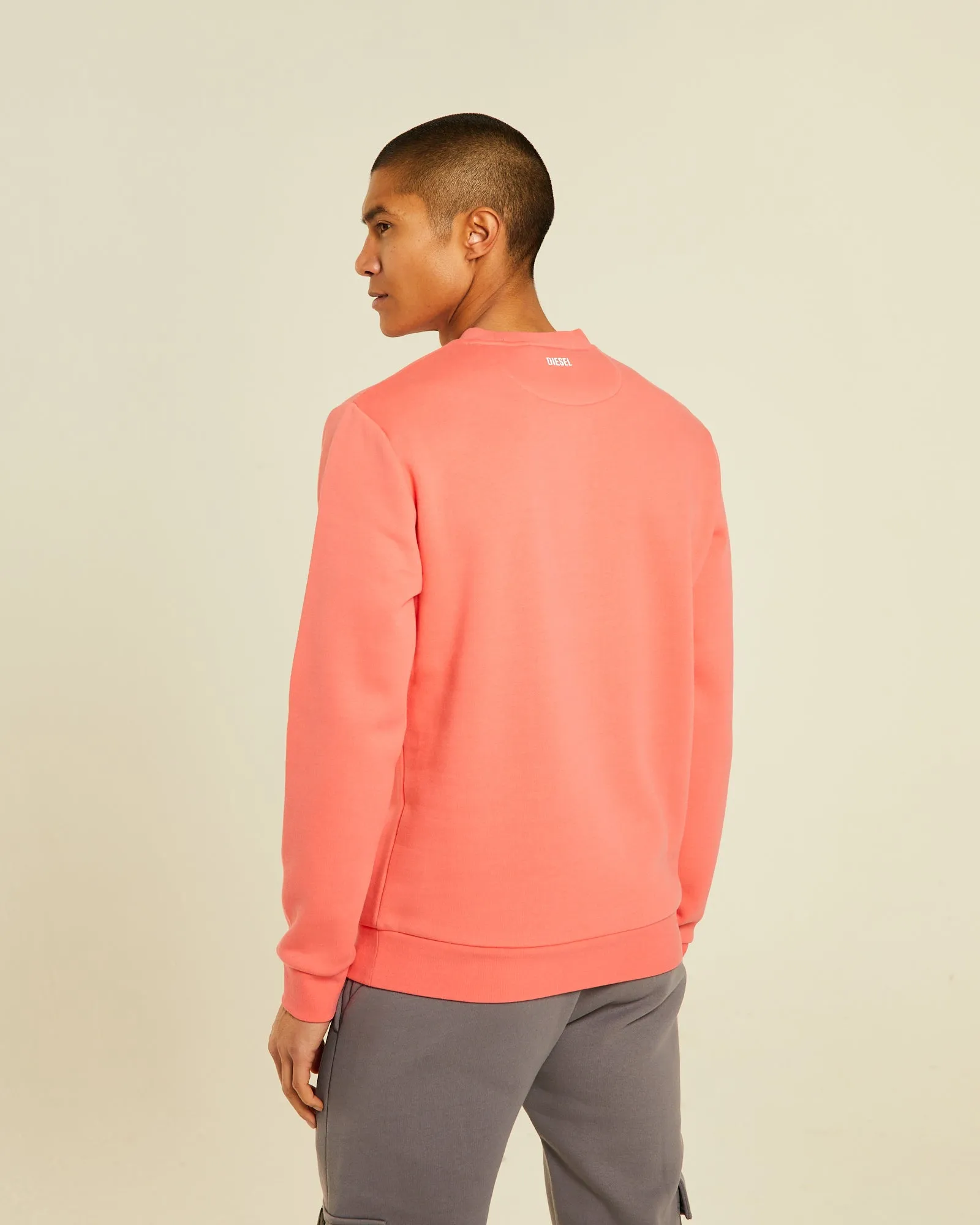 Sure! Here’s an optimized product title for the Davog Sweatshirt in Bright Peach:

Trendy Bright Peach Davog Sweatshirt for Ultimate Comfort and Style

This title highlights the products trendy nature, the color, and its appeal in terms of comfort and style.