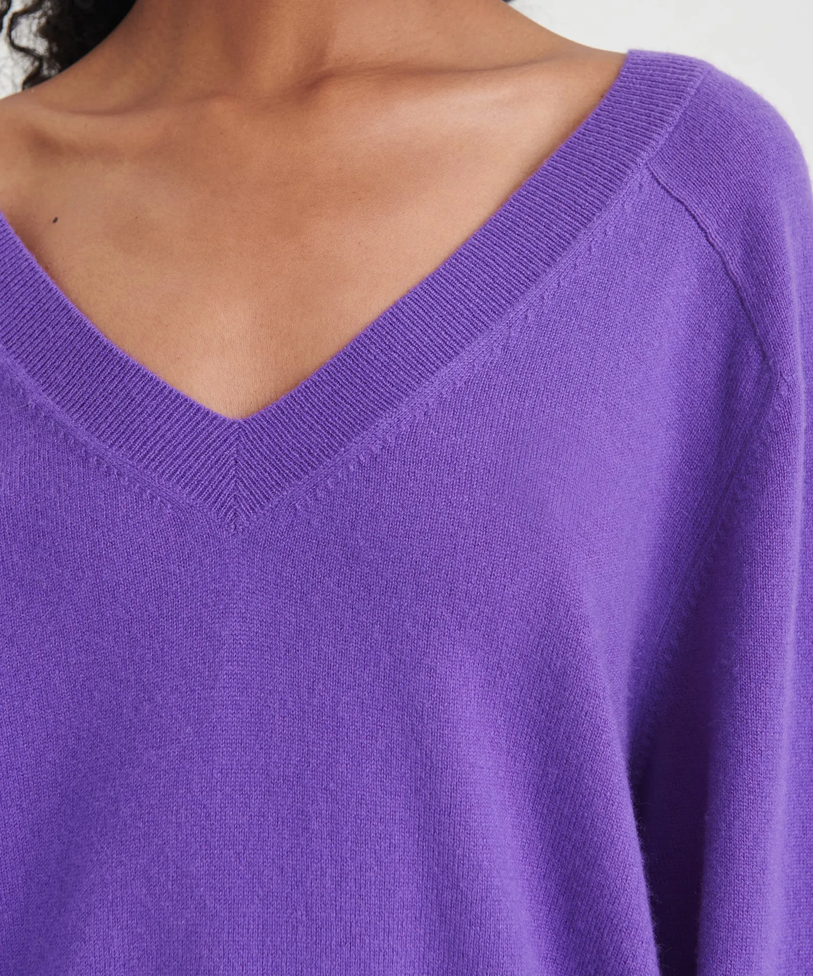 Premium Signature Relaxed-Fit V-Neck Cashmere Sweater