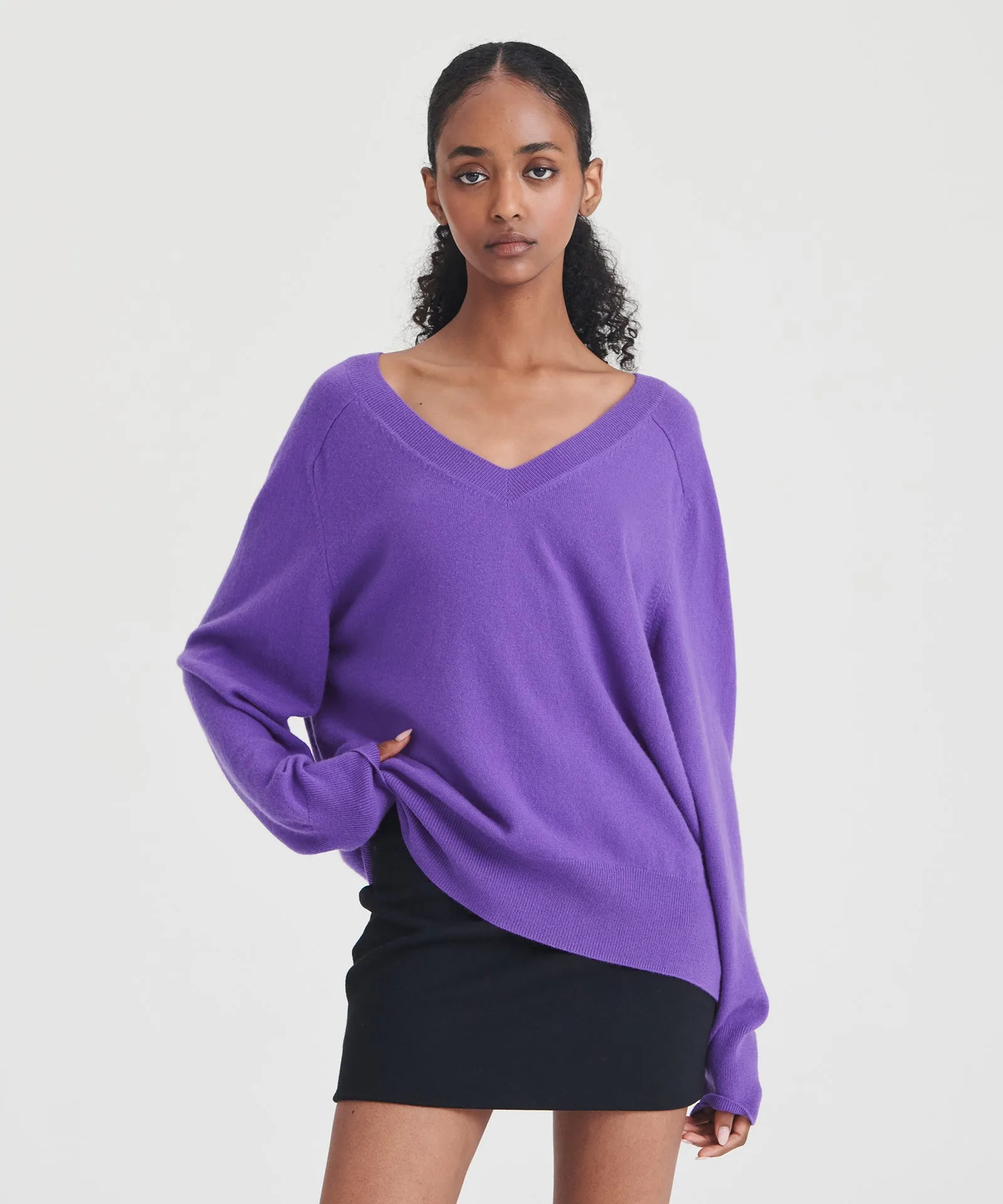 Premium Signature Relaxed-Fit V-Neck Cashmere Sweater