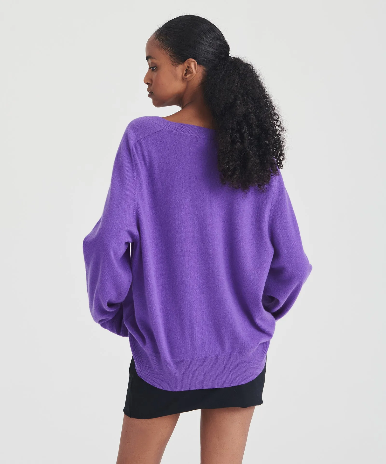 Premium Signature Relaxed-Fit V-Neck Cashmere Sweater