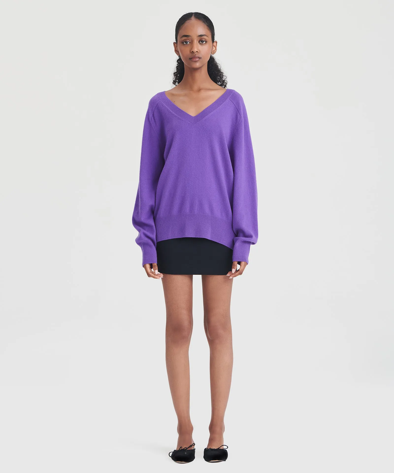 Premium Signature Relaxed-Fit V-Neck Cashmere Sweater