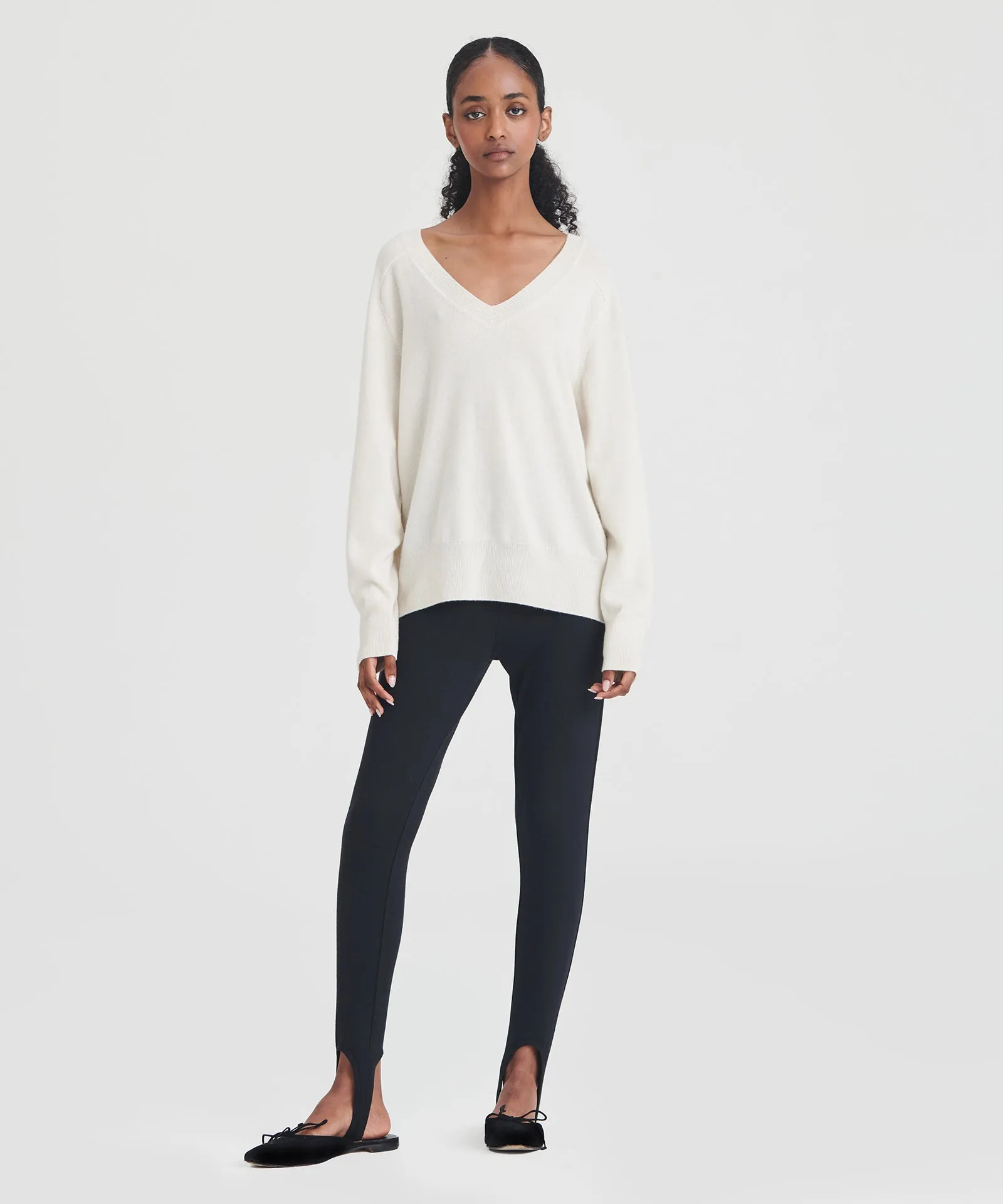 Premium Signature Relaxed-Fit V-Neck Cashmere Sweater